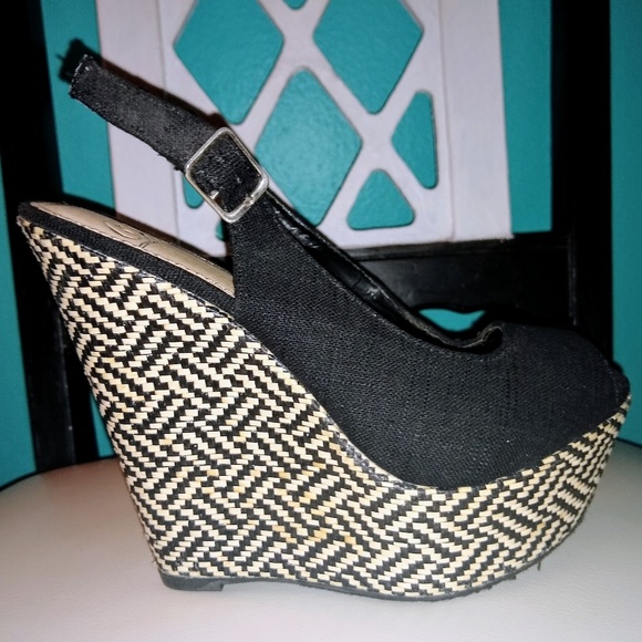 Delicious Shoes - Black and White Wedges